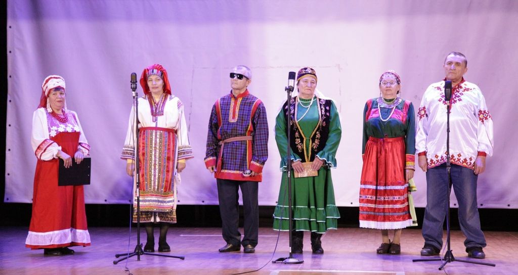 На сцене - ансамбль в национальных костюмах