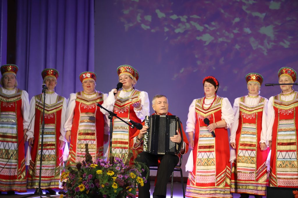 Поют женщины в национальных костюмах