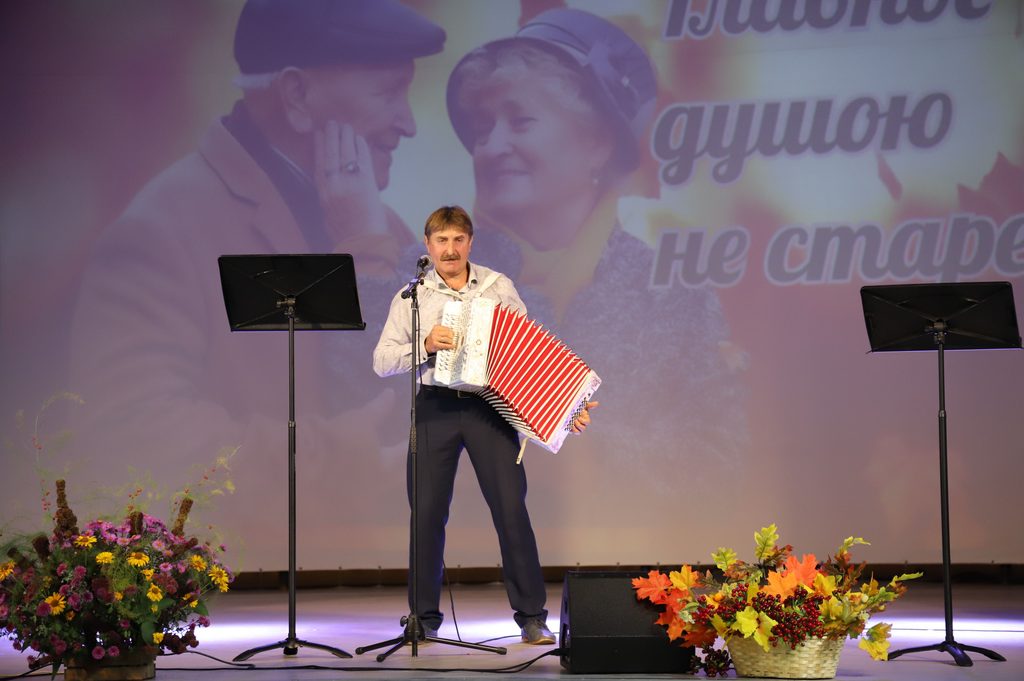 На сцене - баянист
