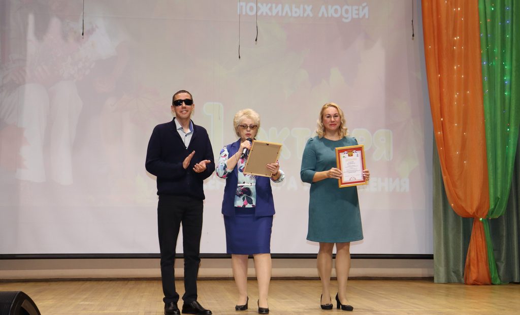 А. Рожков и Н. Топунова вручают дипломы