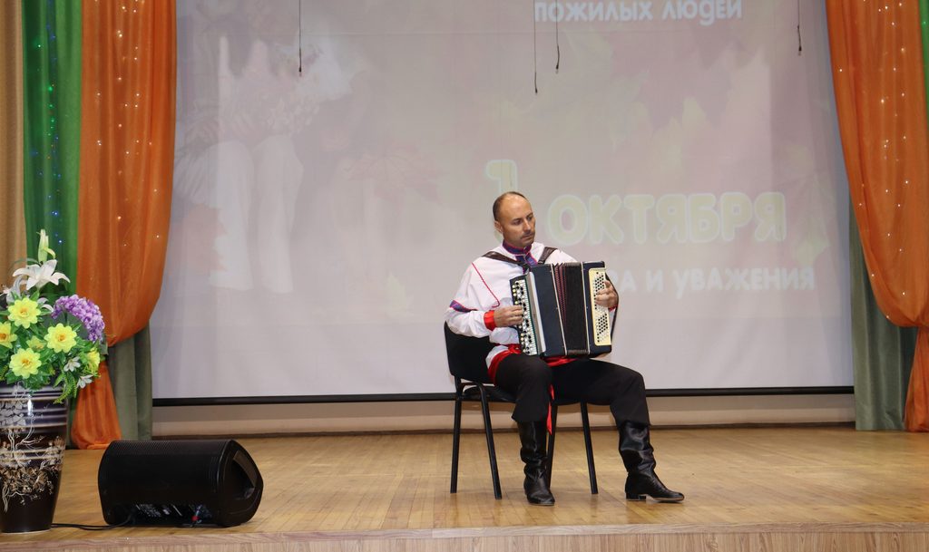 На сцене - баянист