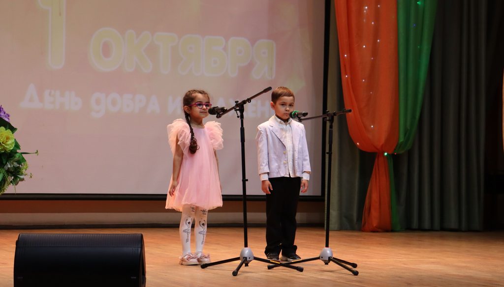 На сцене - мальчик и девочка