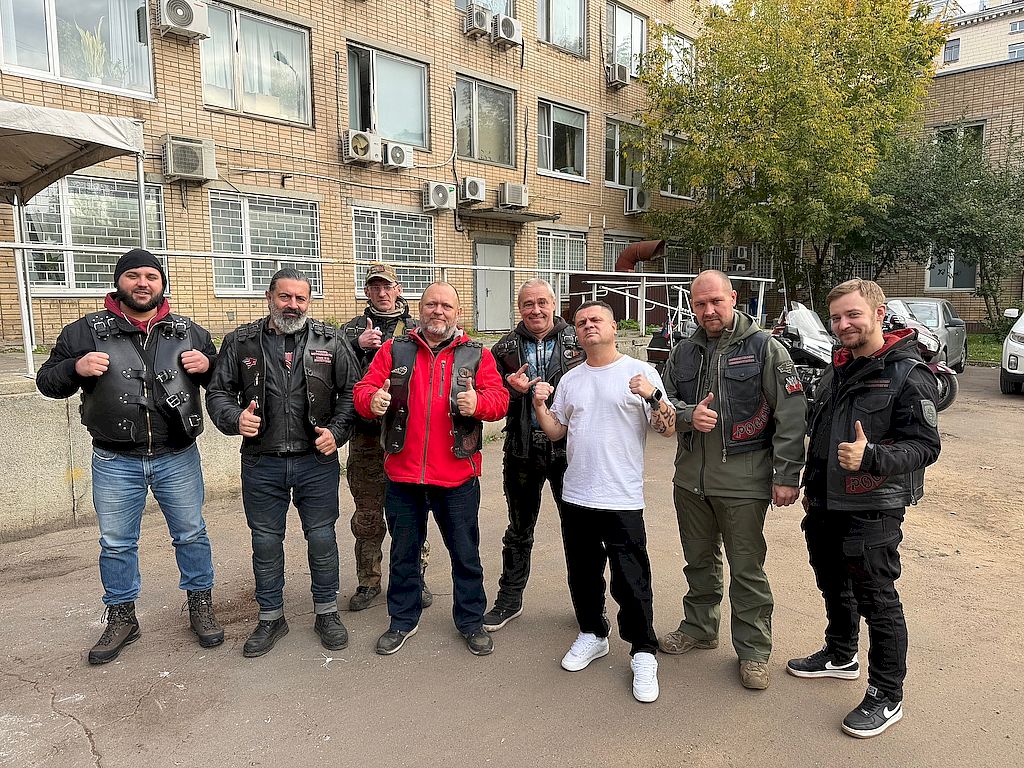 представители мотоклуба Ночные волки и музыканты проекта КАРПОЙ