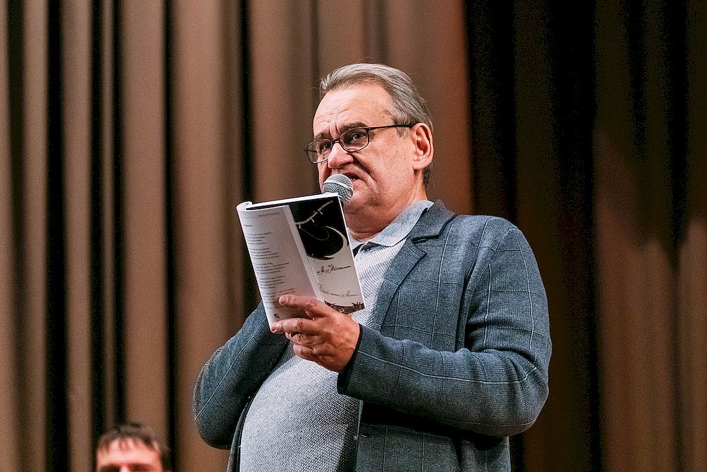 генеральный директор КСРК ВОС Андрей Мочалин на сцене со сборником своих стихов