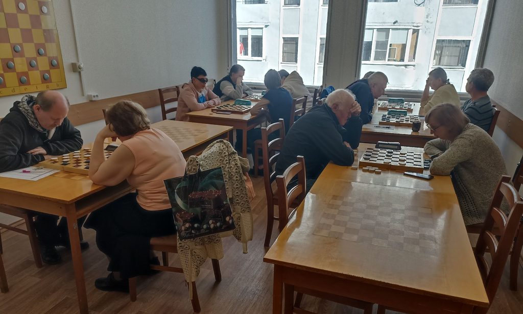 Участники склонились над досками