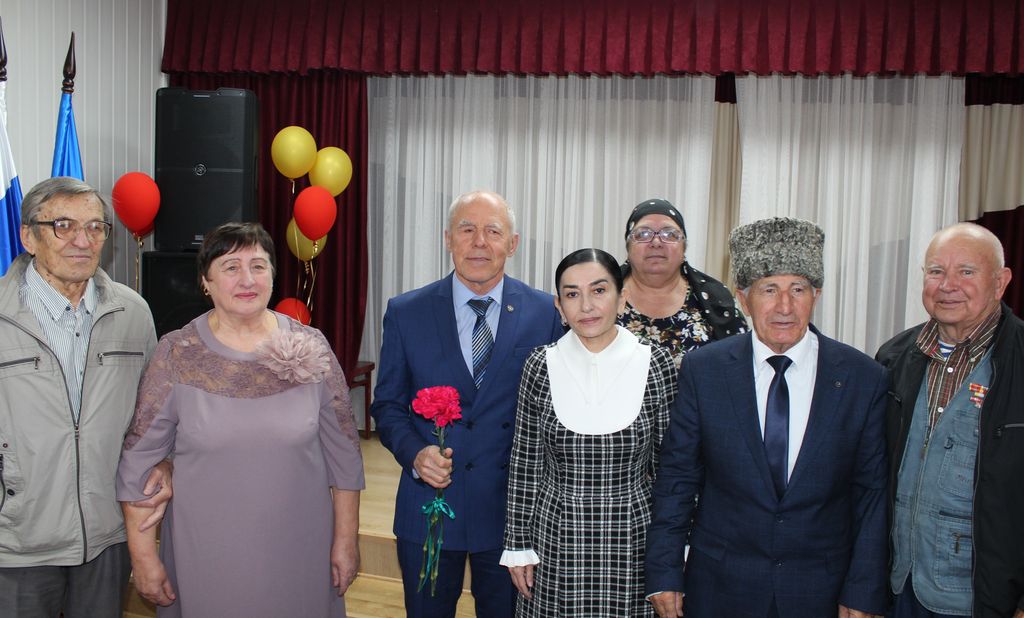 Тепло и с уважением: в КЧР ВОС отметили День пожилого человека