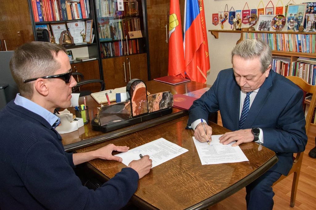 А. Рожков и В. Кушлаков подписывают соглашение