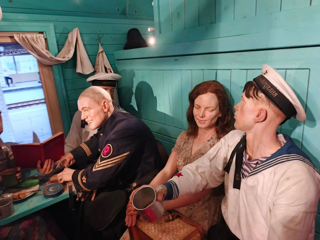 В купе едут девушка, матросы и морской офицер