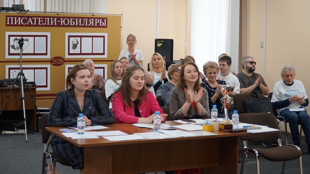 Зрители и жюри аплодируют