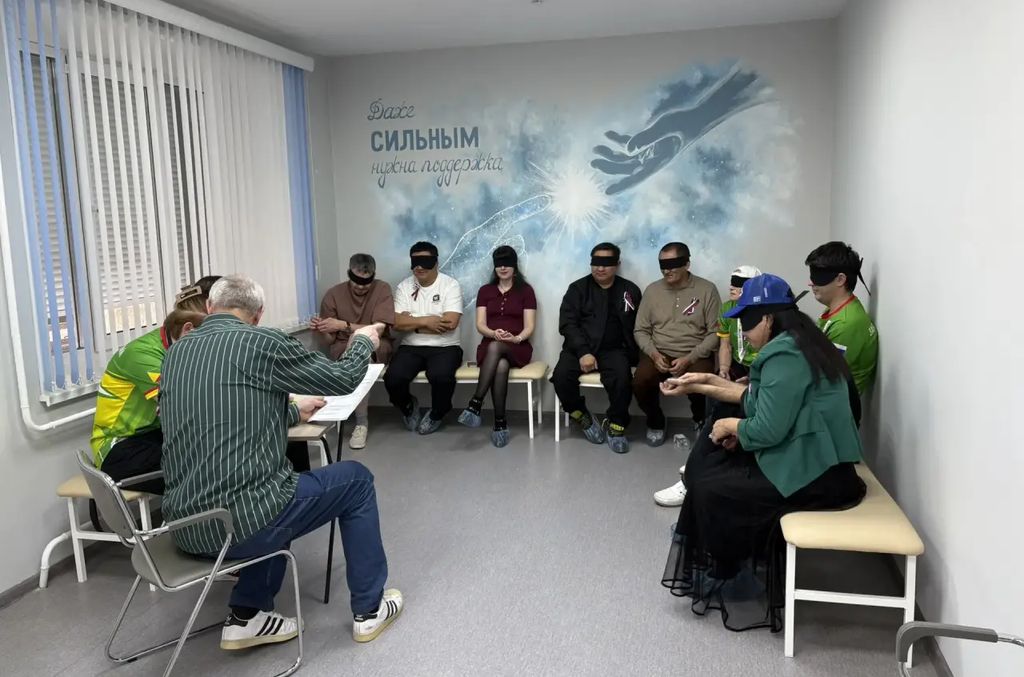 Участники встречи сидят с завязанными глазами