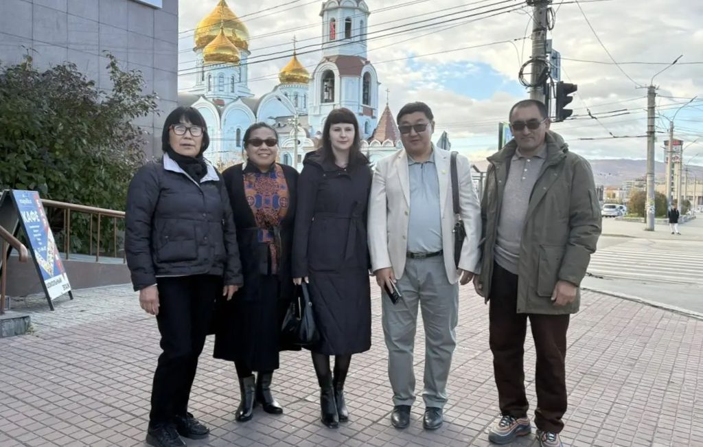 Участники встречи на фоне храма