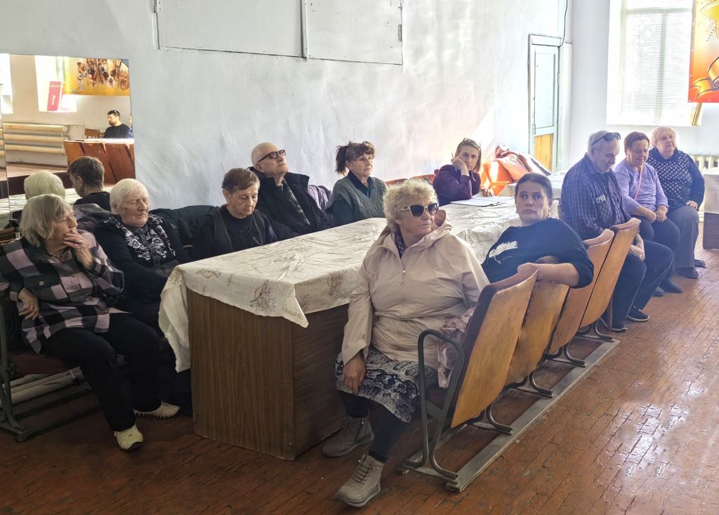 Участники мероприятия сидят за столом