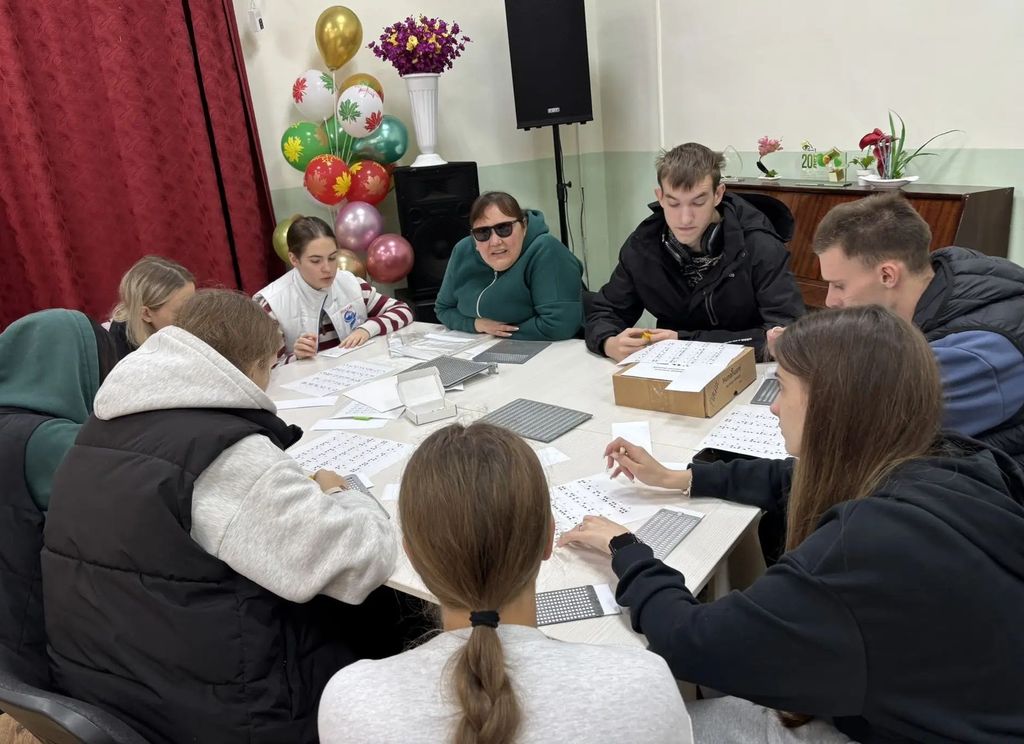 Участники встречи сидят за столом
