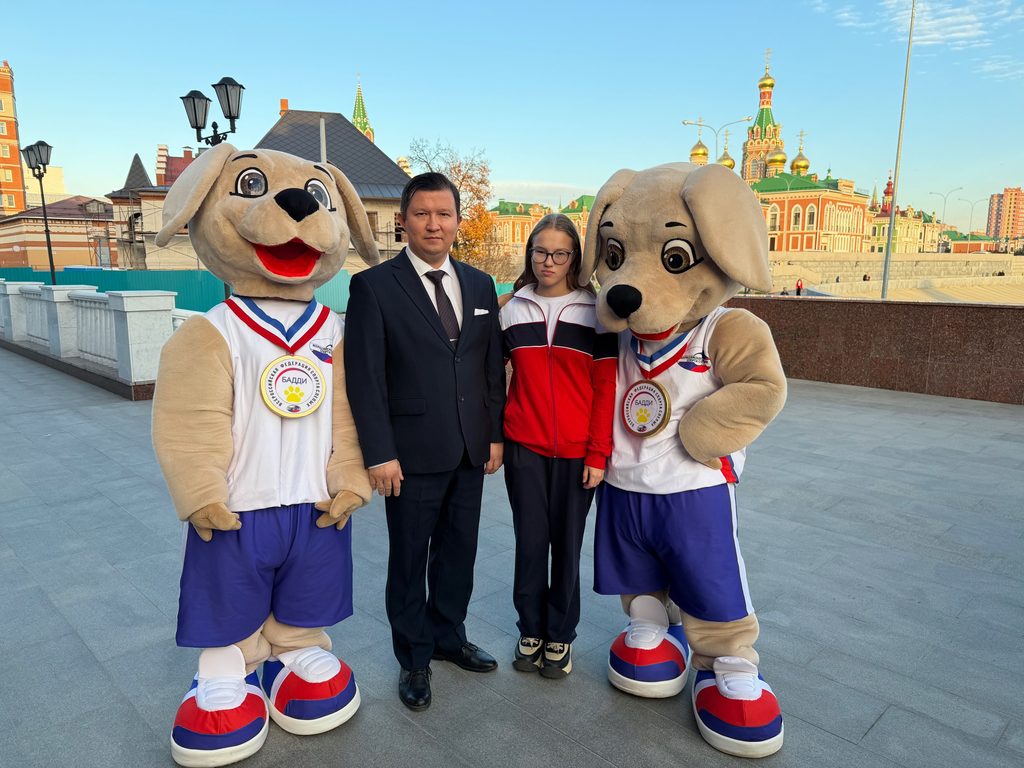 Сергей Замков и юная участница соревнований