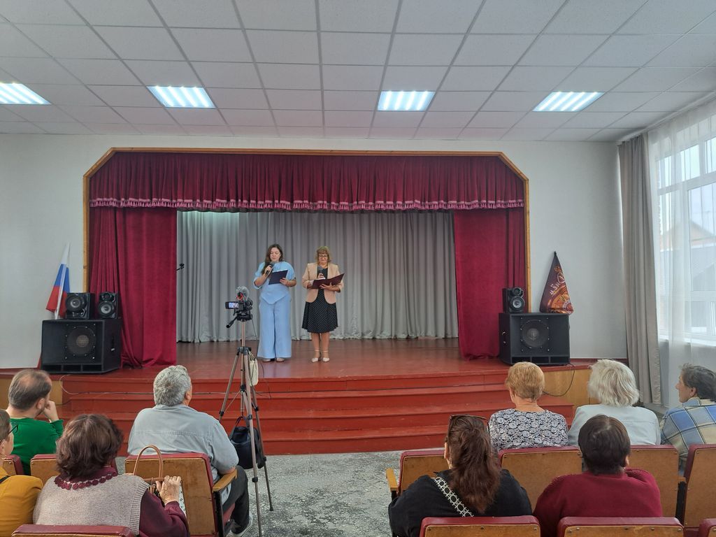 На сцене - ведущие