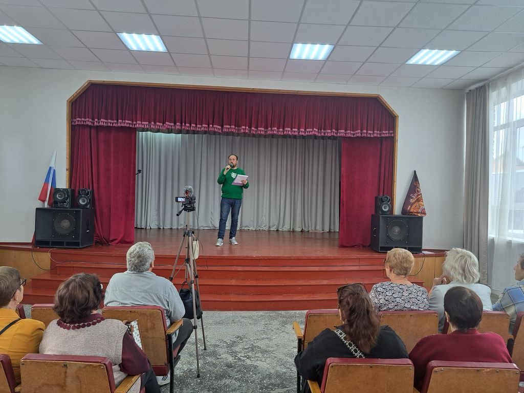 На сцене выступает мужчина