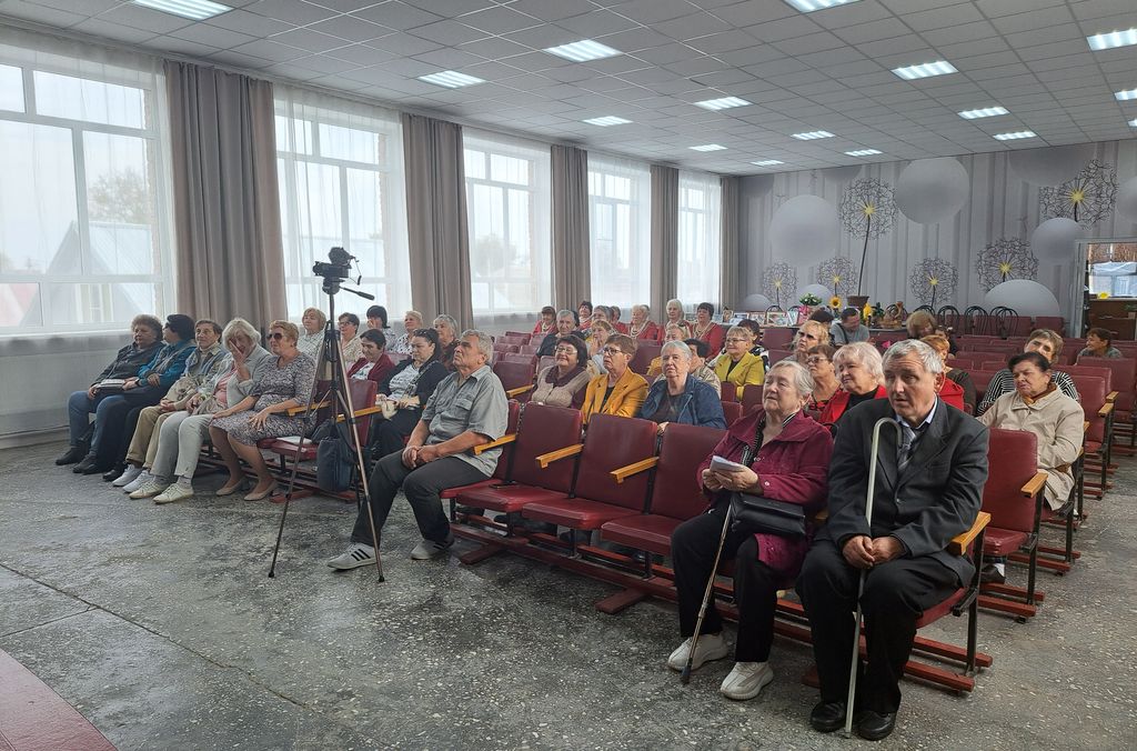 Зрители в зале внимательно слушают