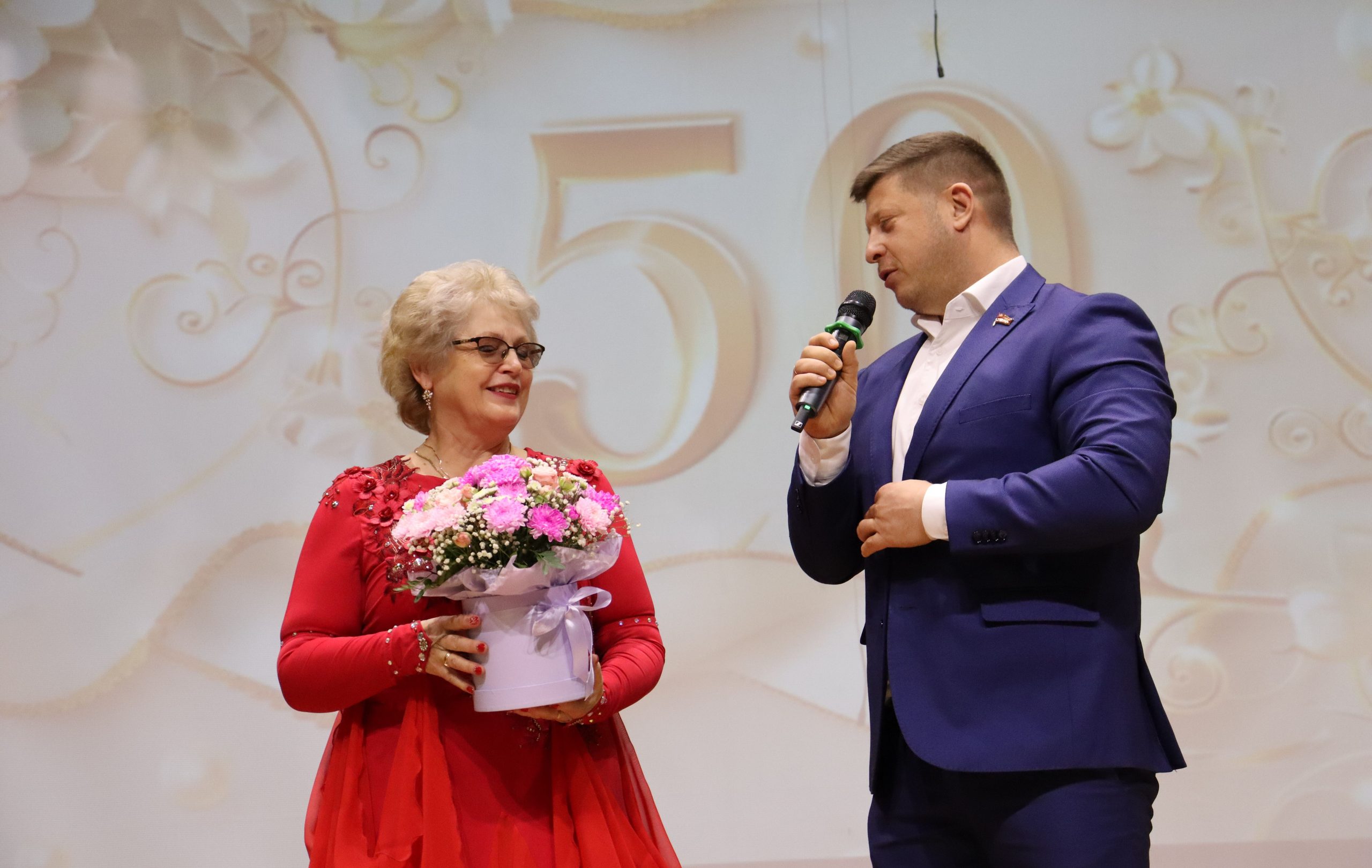 Н. Топунову поздравляет Евгений Горшков