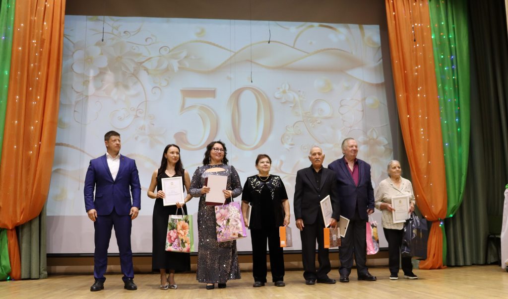 На сцене - награждённые к юбилею РЦ
