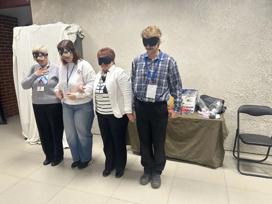 Участники тренинга с повязками на глазах