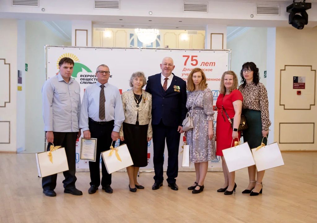 Гендиректор предприятия и сотрудники 