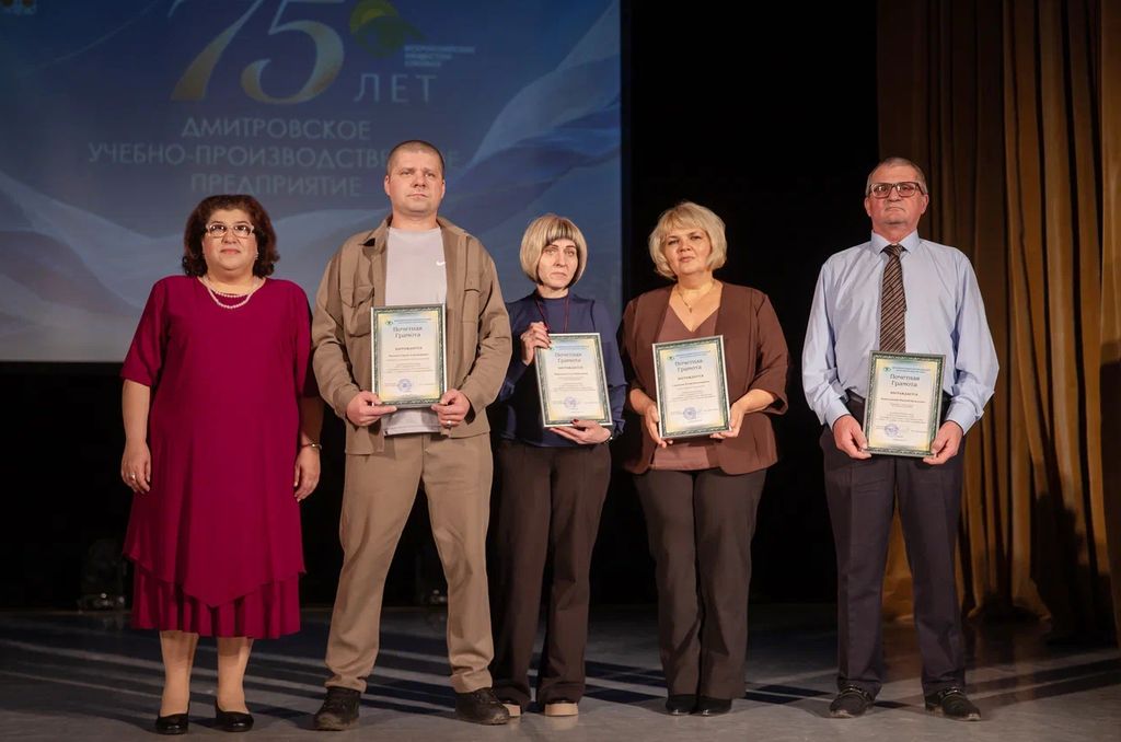М. Датикашвили и награжденные почётными грамотами сотрудники УПП