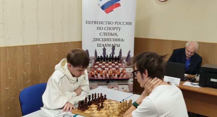 Два молодых человека за шахматной доской