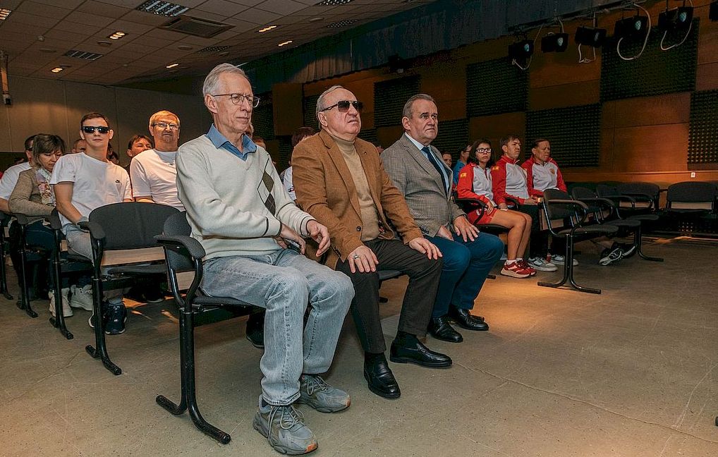 В первом зрительном ряду - А. Коняев, В. Сипкин и А. Мочалин