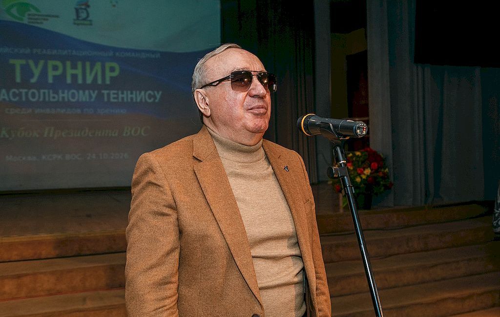 Участников турнира приветствует В. Сипкин