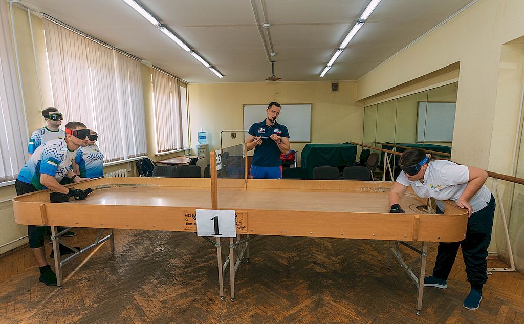За игровым столом - мужчина и женщина