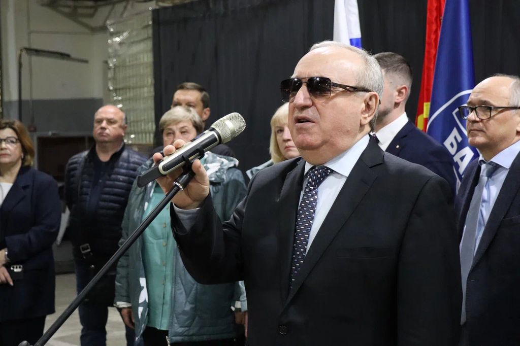Сотрудников предприятия приветствует В. Сипкин