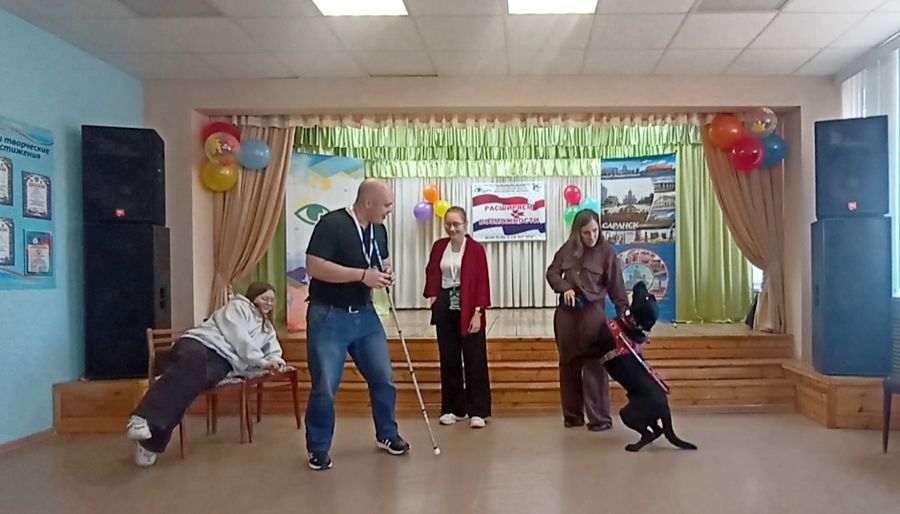 Молодые люди показывают правила дрессировки собак-проводников