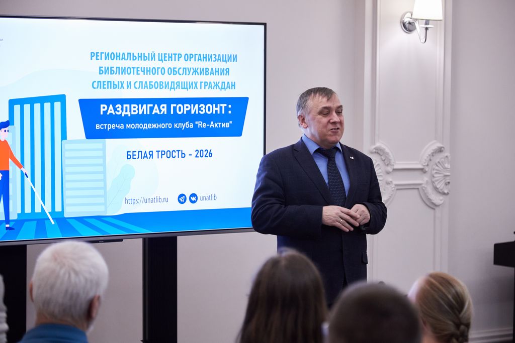 А. Козлов выступает перед собравшимися