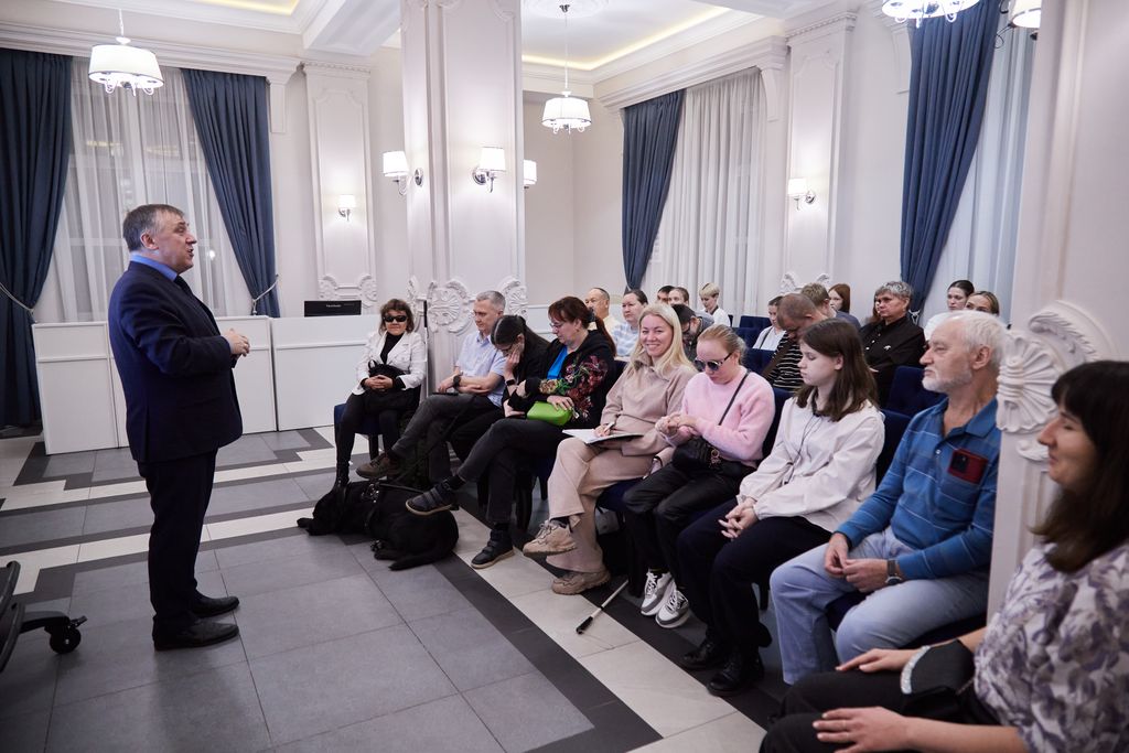 Зрители внимательно слушают выступающего