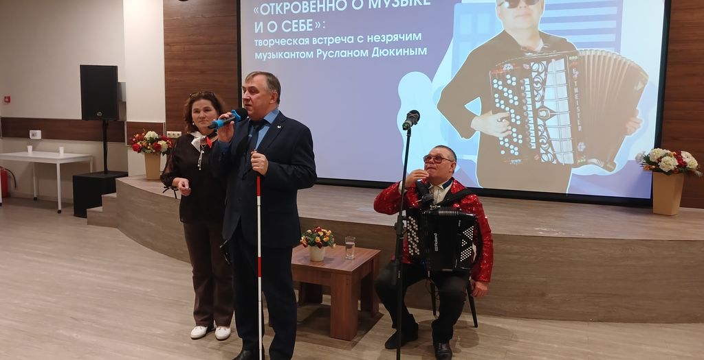 Незрячий музыкант с баяном. А Козлов выступает