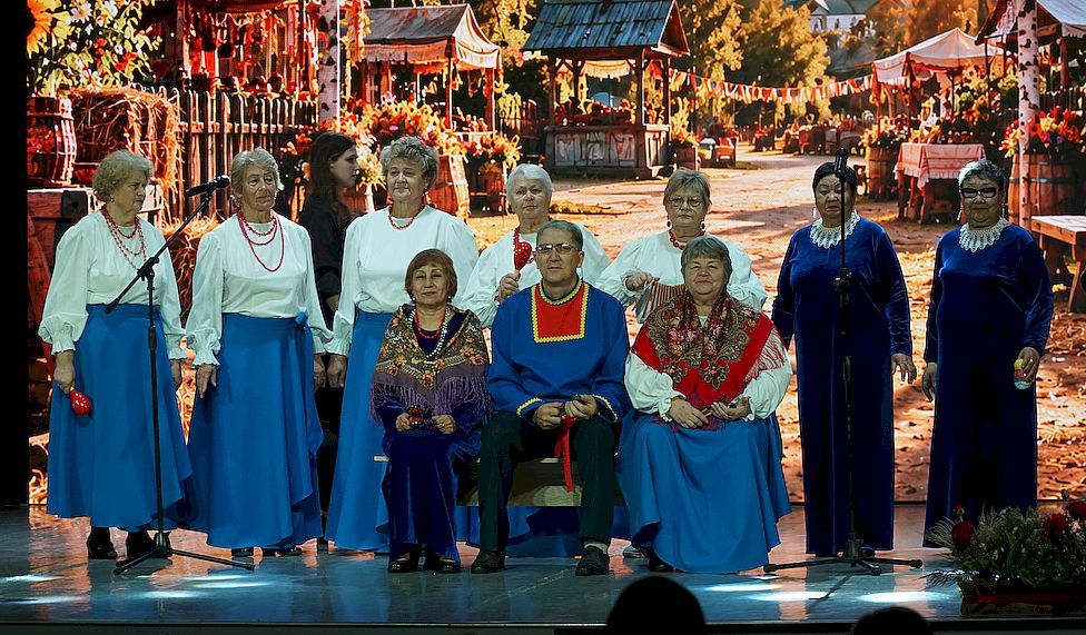 На сцене - хор