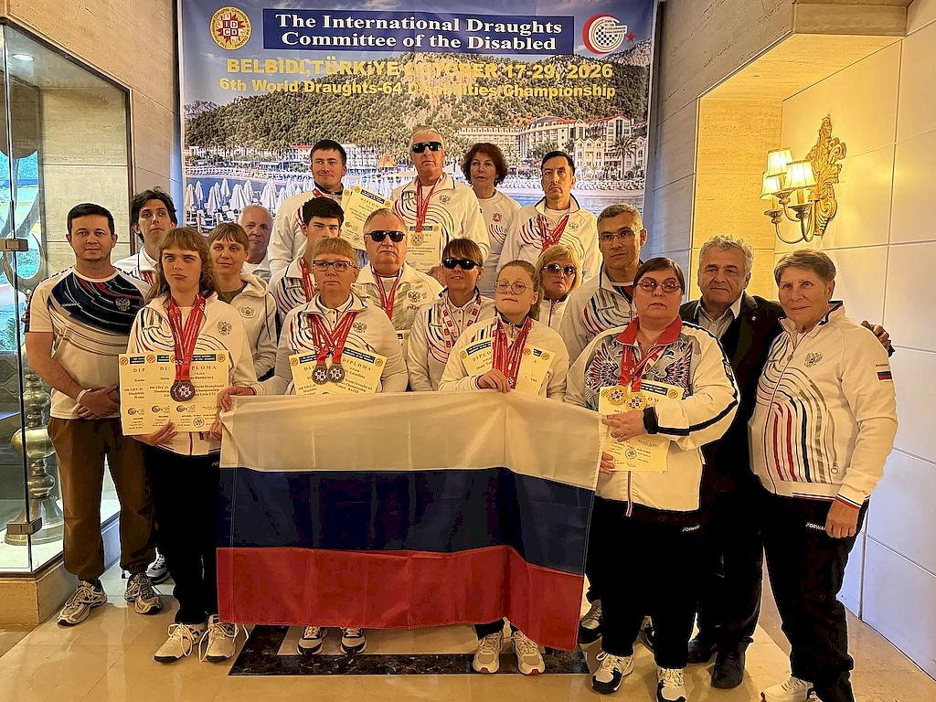 сборная команда России с национальным флагом