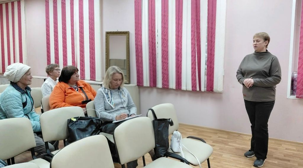 Н. Гапиенко рассказывает гостям об организации ВОС