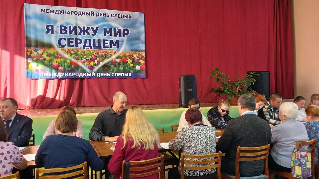 Участники конкурса сидят за столами
