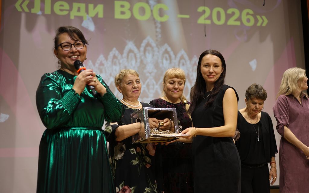 Конкурсантки определяют вещи на ощупь