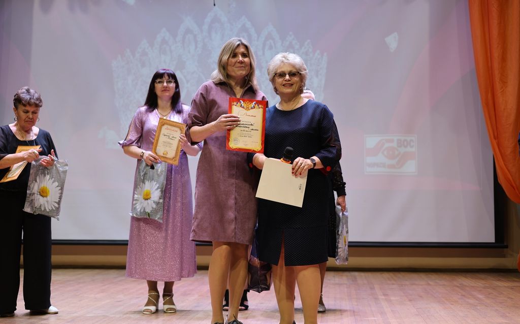 Н. Топунова и одна из участниц конкурса