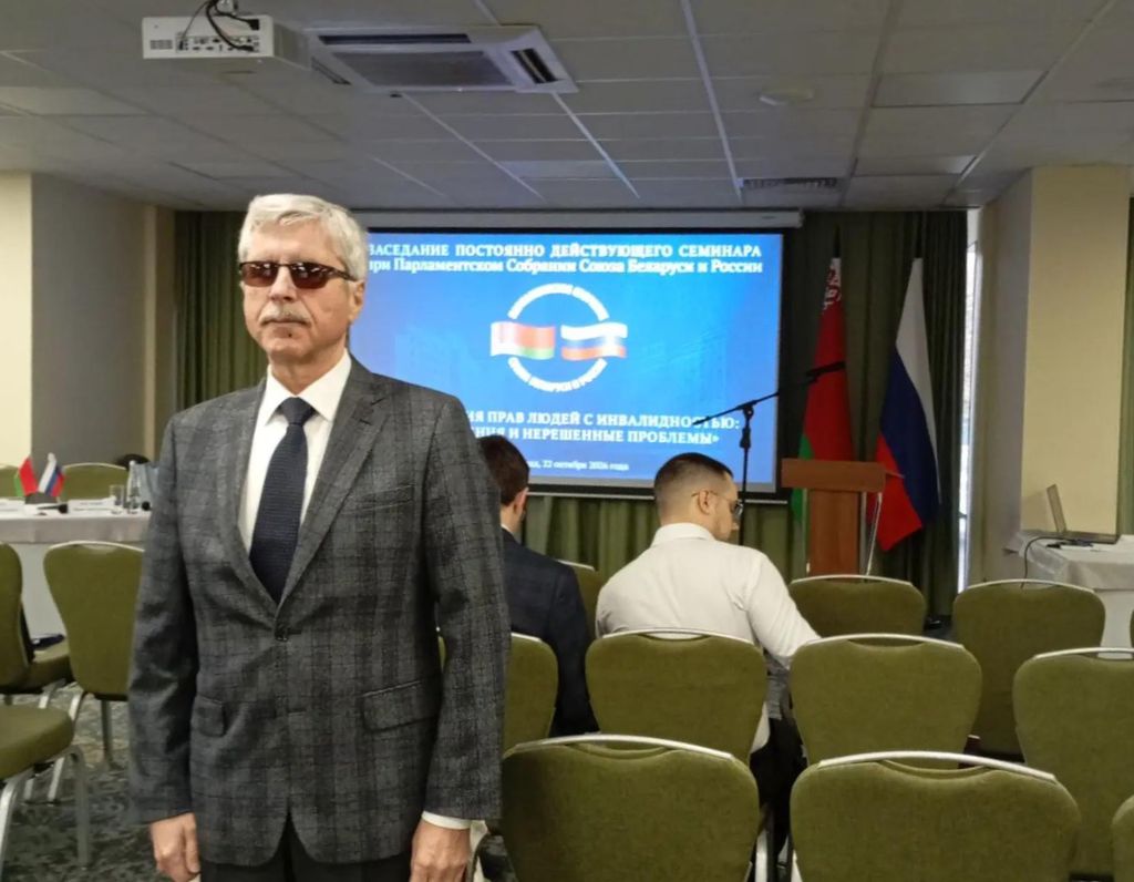 В. Храбан на фоне баннера семинара