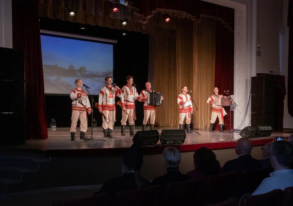 На сцене - мужской коллектив в национальных костюмах