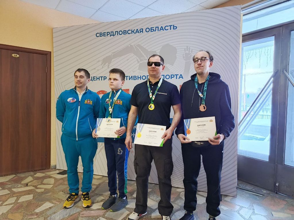 Участники соревнований с дипломами и медалями