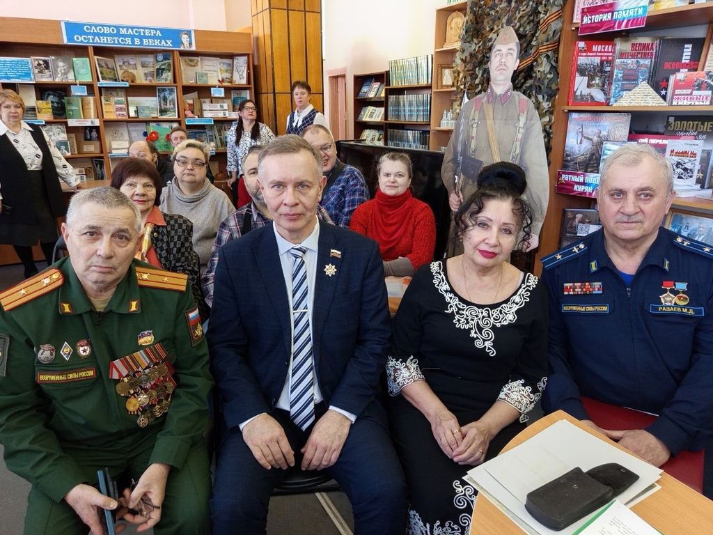 Участники мероприятия сидят в библиотеке