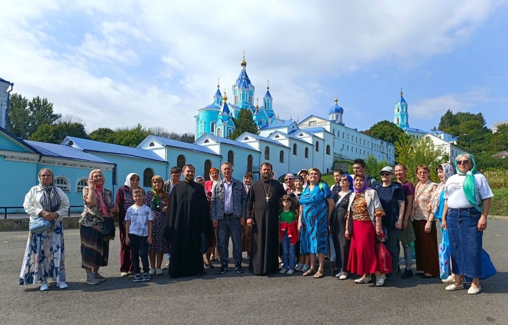 Группа паломников в Коренной Пустыни