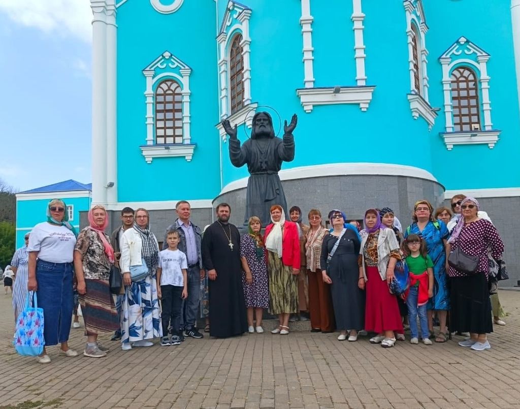 Паломники с нарушением зрения посетили Курскую коренную пустынь