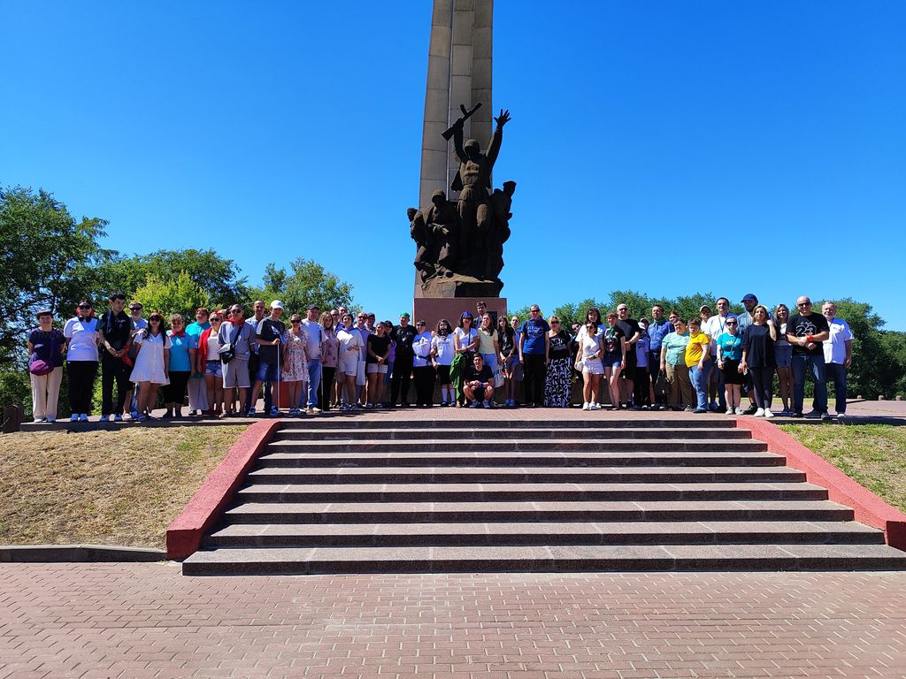 Участники форума на фоне мемориала