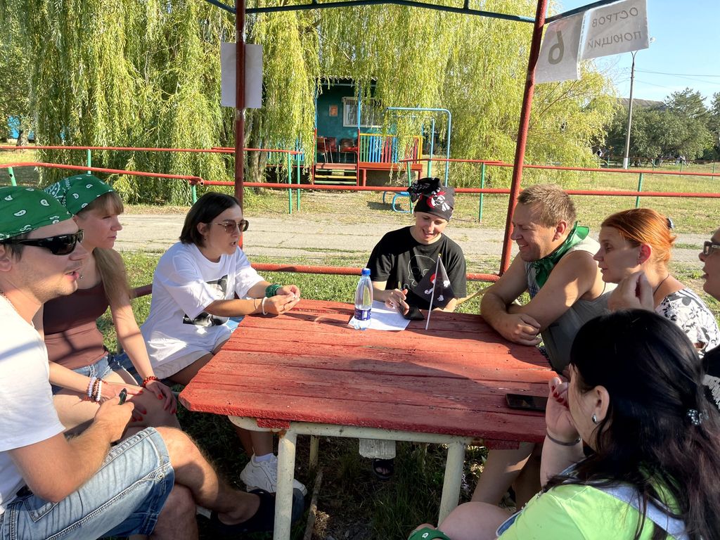 Команда что-то обсуждает 