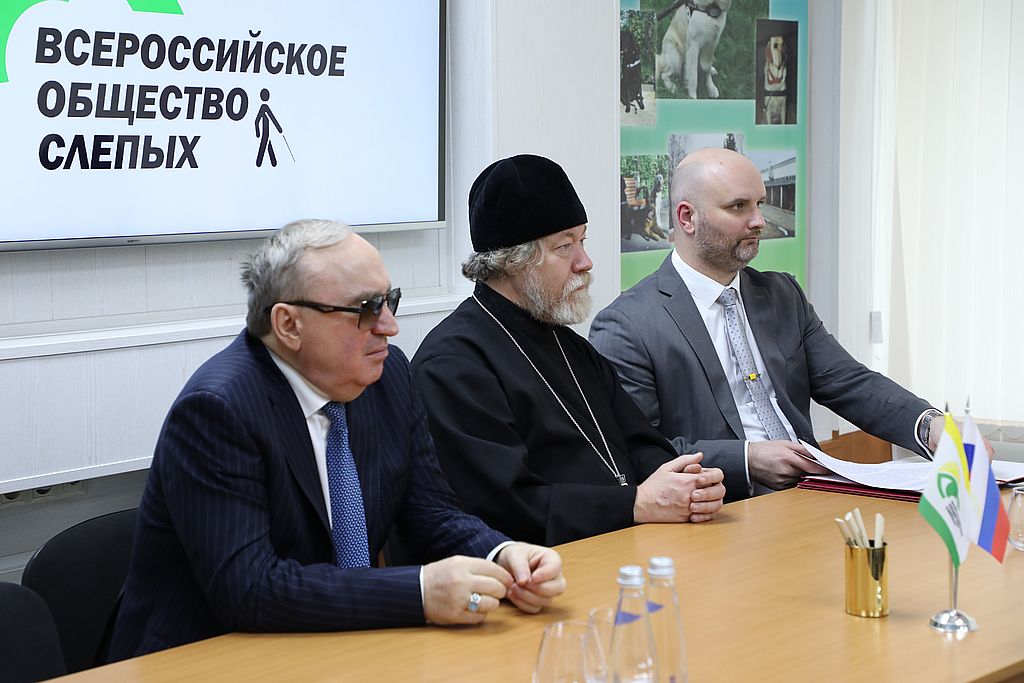 Владимир Сипкин, Отец Михаил и Артём Астанин общаются с будущими владельцами собак-проводников